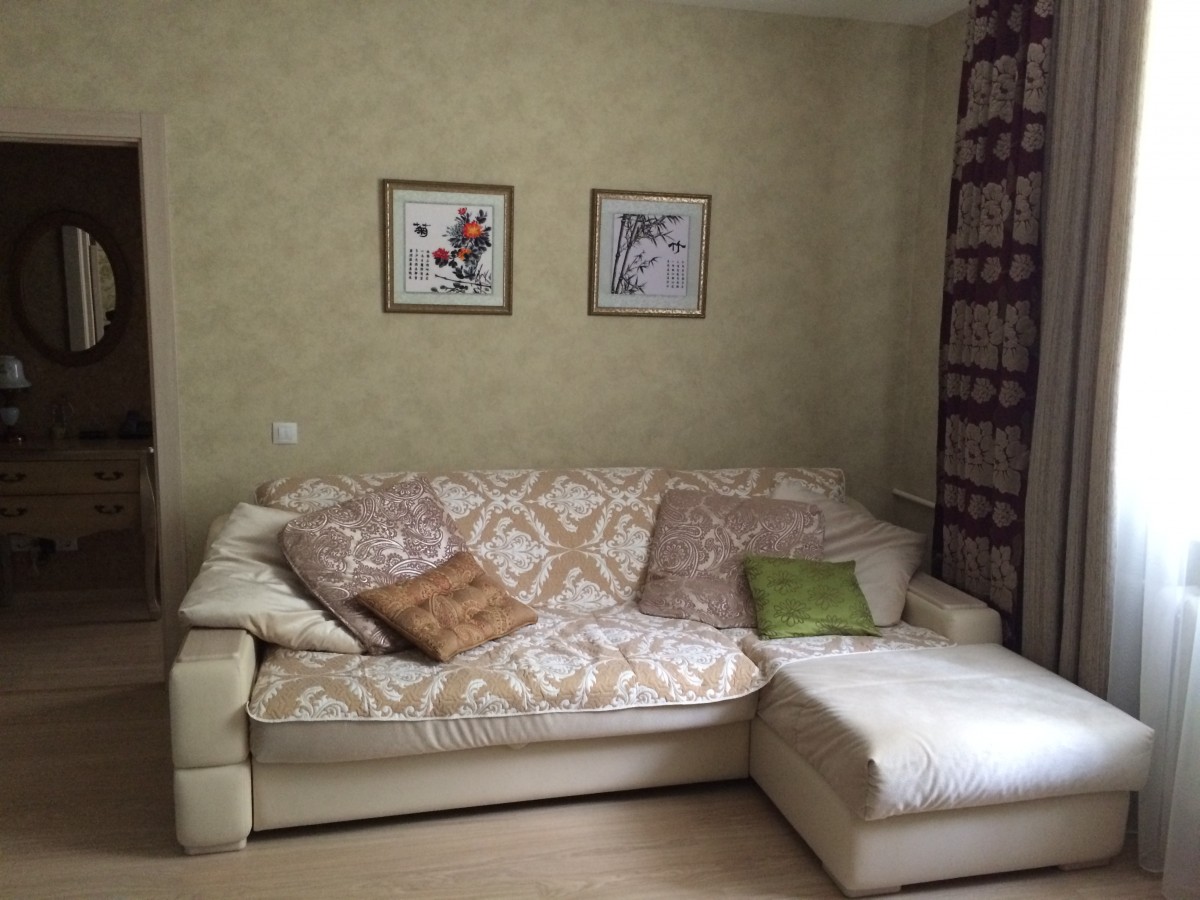Интерьер с угловым диваном в маленькой комнате