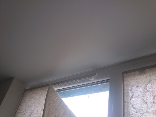 Натяжной потолок примыкание к окну