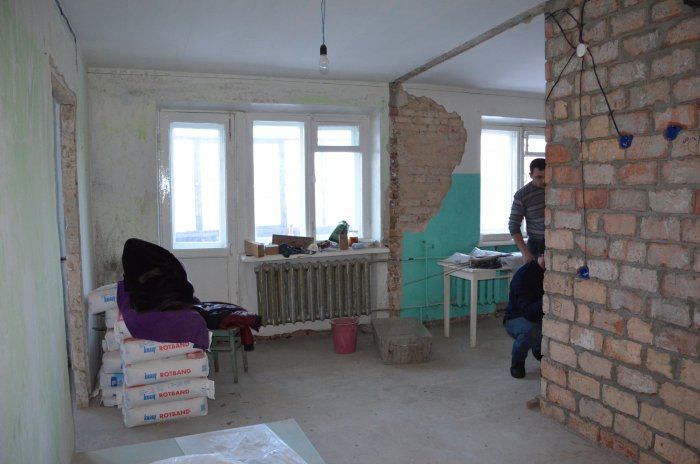 Квартиры хрущевки ремонт своими руками. Двухкомнатная со смежными комнатами. Демонтаж стен в хрущевке 2 комнатной. Ремонт в хрущевке до и после. Перепланировка хрущевок.