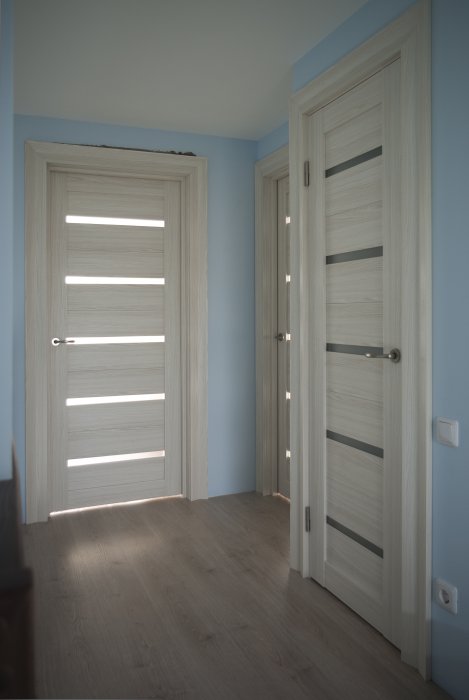 Какими должны быть двери в квартире. Двери межкомнатные светлые. Серые двери в интерьере. Светлые двери. Светлые межкомнатные двери в интерьере.