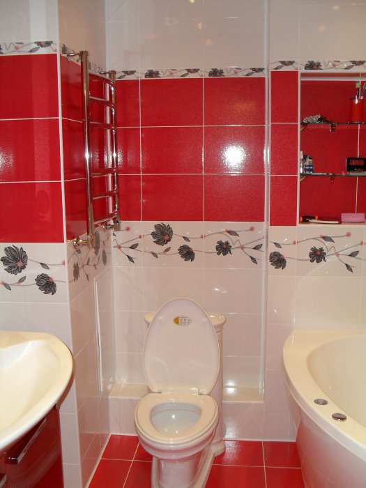 Дизайн ванной с красной плиткой