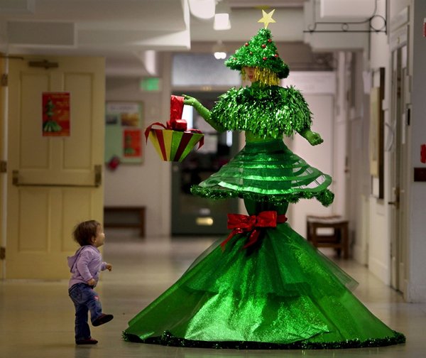 10 трендовых примеров идей дизайна новогодней елки