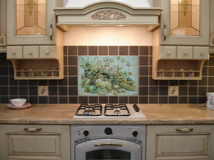 Фартук на кухню из плитки с рисунком