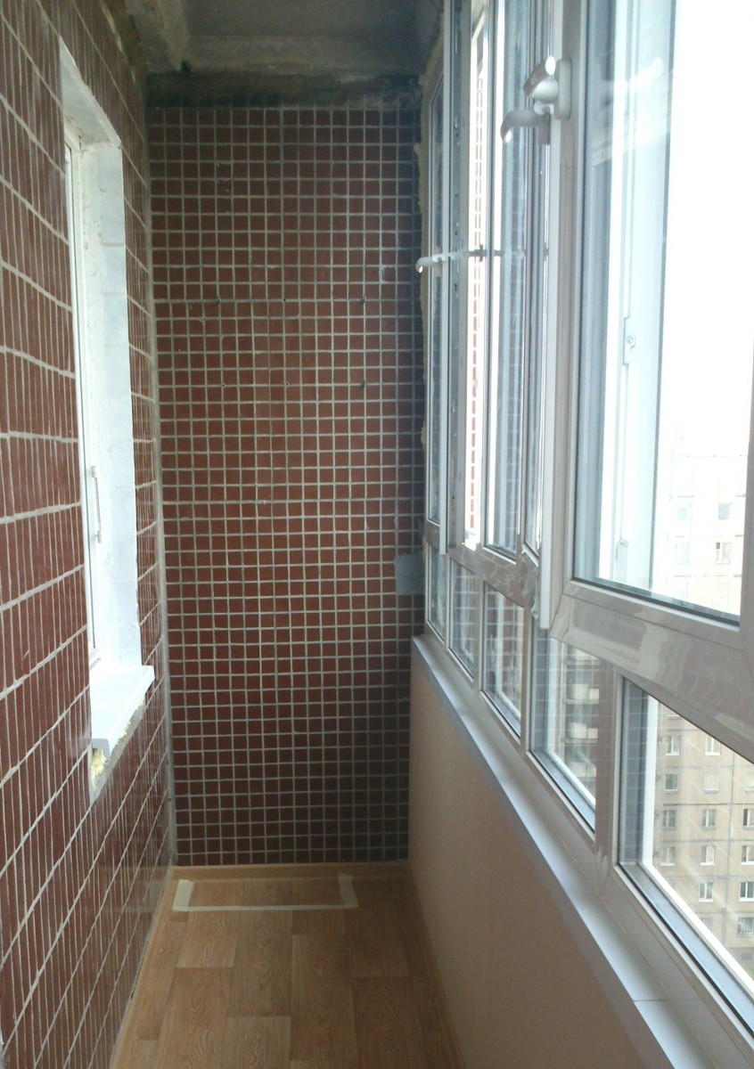 Дизайн узкого длинного балкона в квартире