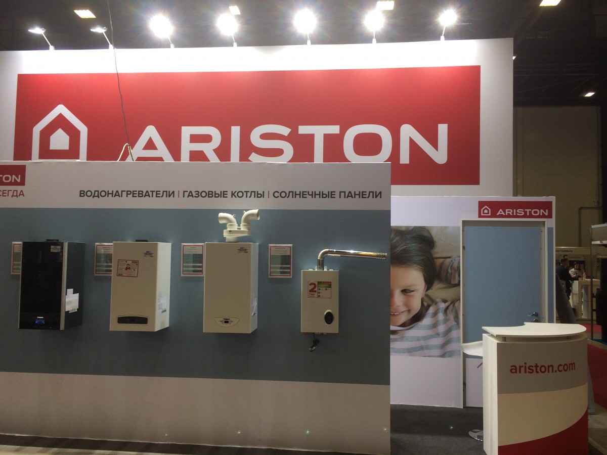 Ariston com. Стенд Аристон. Выставочный стенд Аристон. Газовые котлы выставка. Выставка котлов стенд.