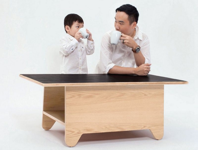 человек сидит в телефоне в кафе. неправильное поведение за столом. человек сидит за столом. два человека за столом. каждого человека столы и.