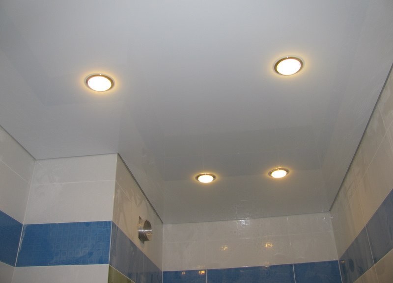 Расположение светильников в натяжном потолке в ванной фото