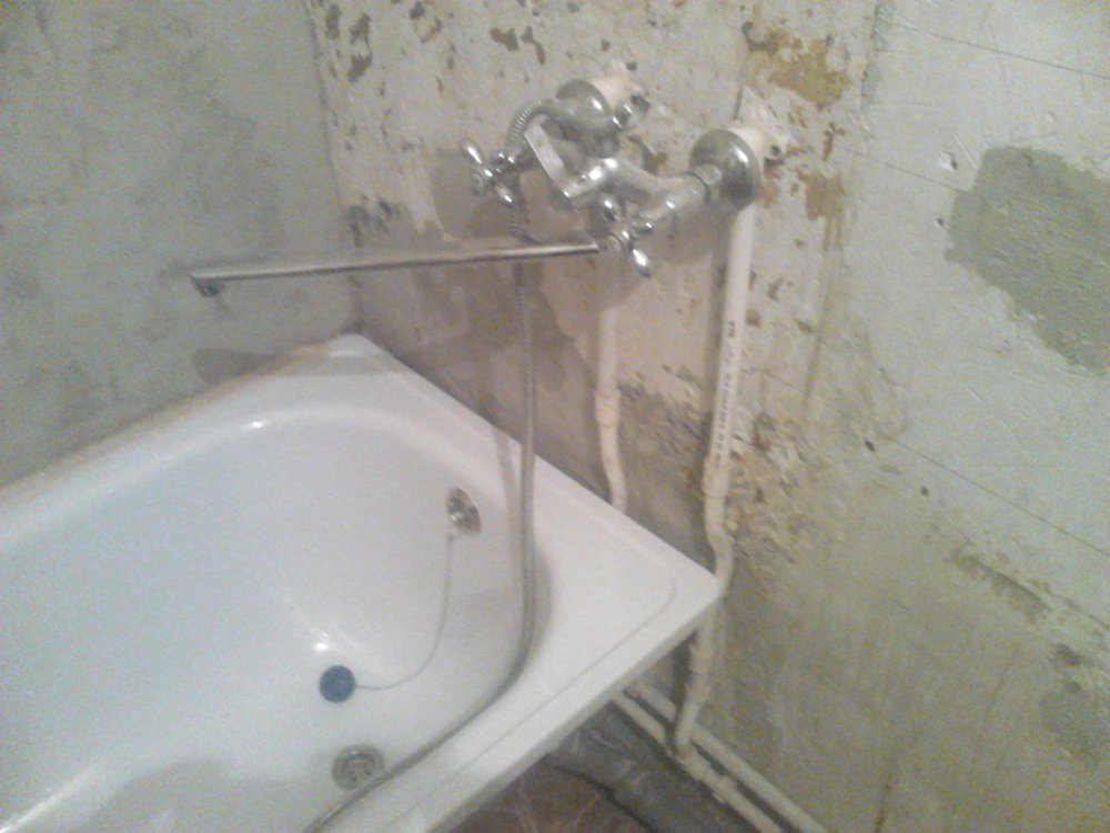 Штробим в ванной. Трубы для смесителя в ванной. Трубы в стену под смеситель. Короб для крана в ванной. Короб у ванны для смесителя.