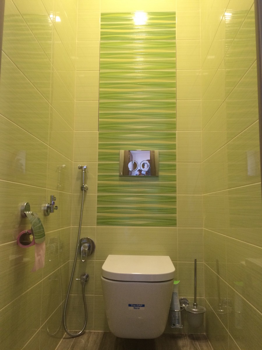 Туалет цвет зеленый. Зеленая плитка в туалете. Салатовая плитка в туалете. Плитка в маленький туале. Зеленая туалетная комната.