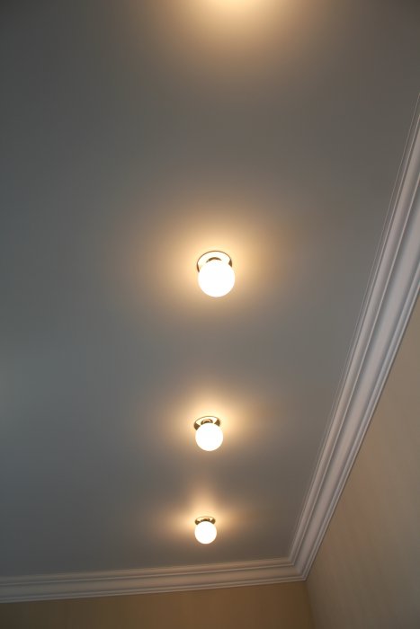 Софиты на потолке. Софиты на стене. Светильник на шинопроводе facilita spot 124. Потолочная шина икеа 5 софитов. Светильники для натяжных потолков.