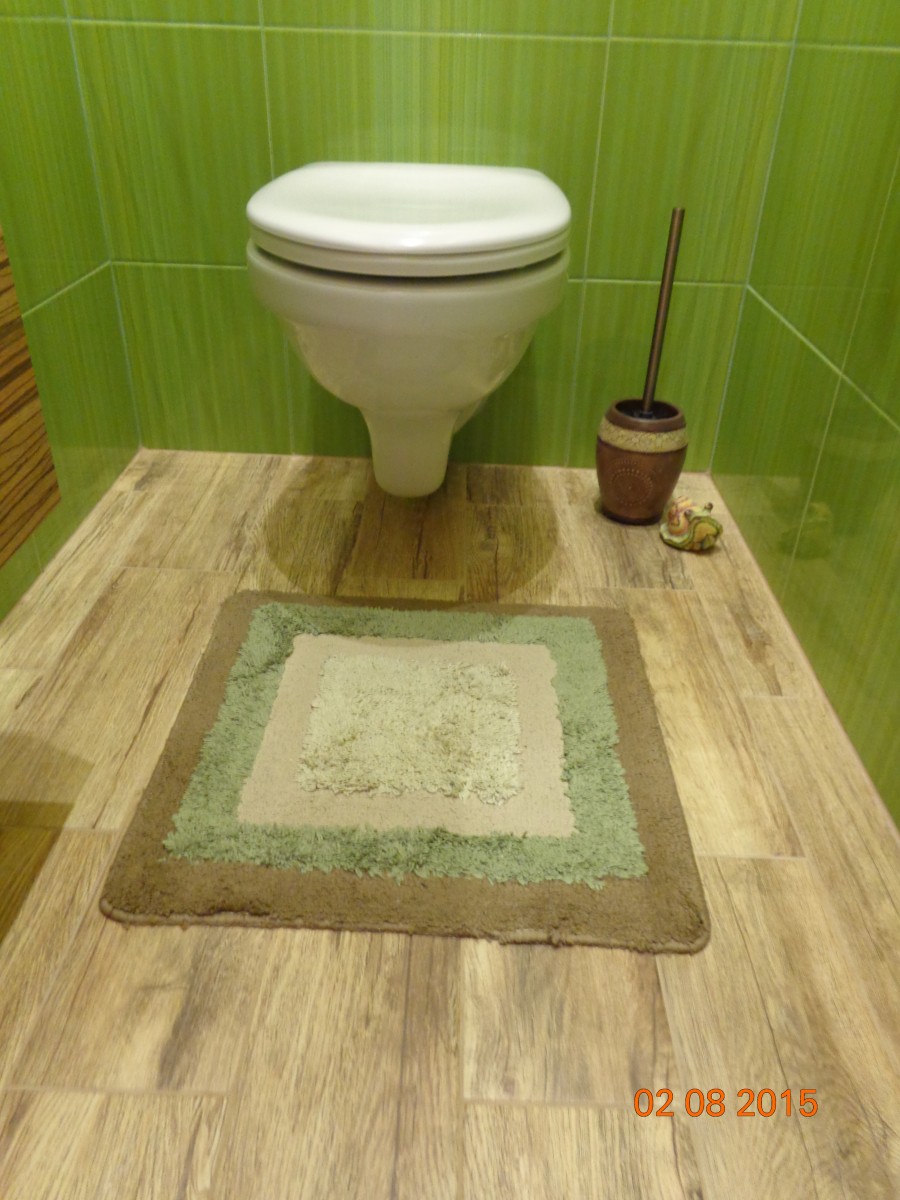 Туалет с зеленым унитазом