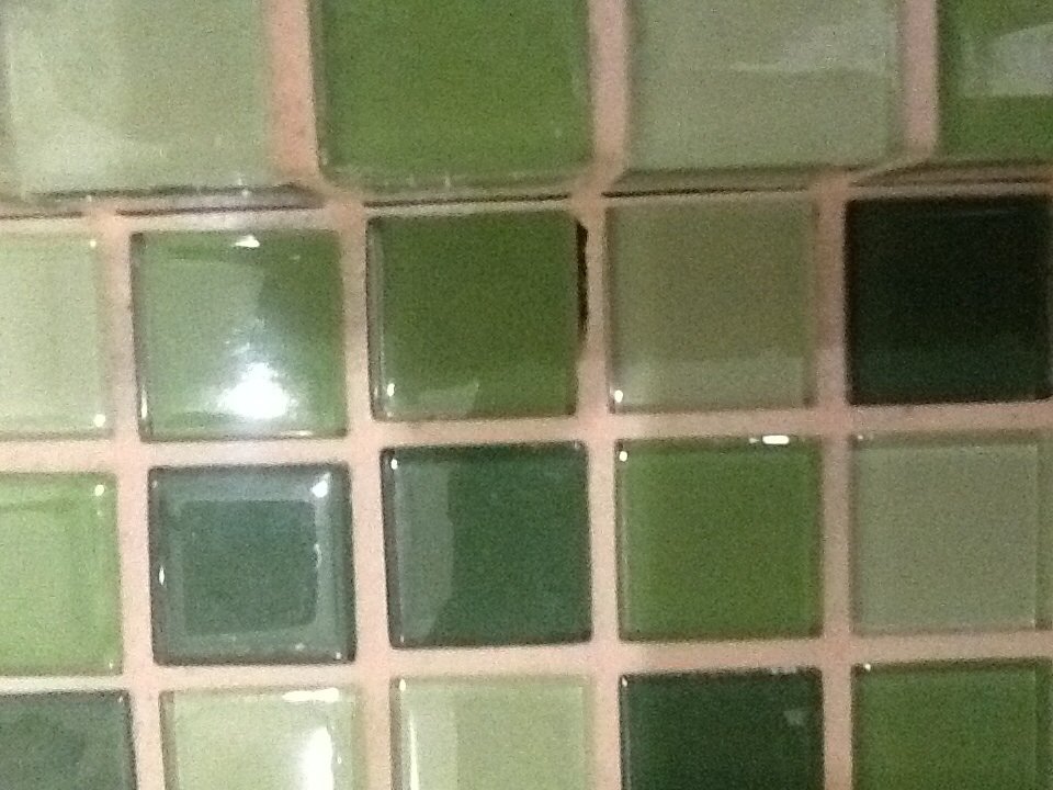 Белая плитка с зеленой затиркой фото