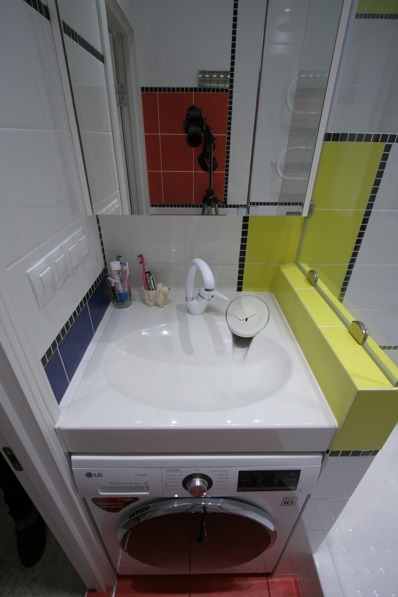 Маленькая машинка в ванной. Раковина paa claro. Раковина Акванова над стиральной. Ванна раковина стиральная машина. Раковина в маленькой ванной.