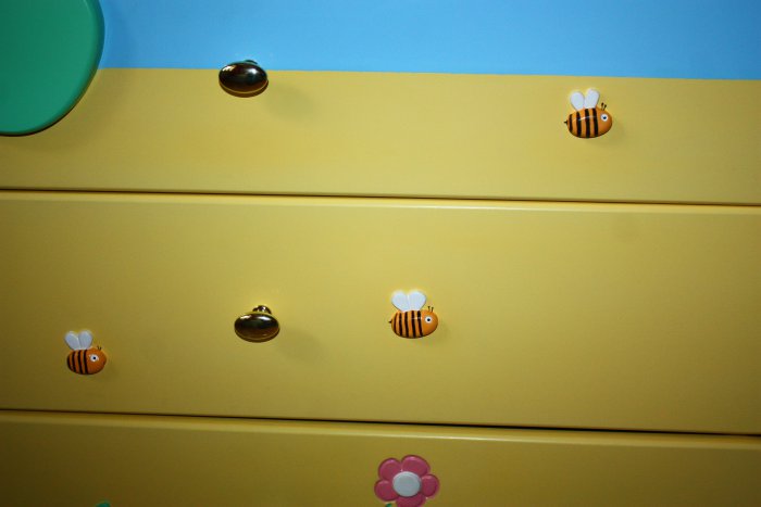Вещь пчелы. Puffa детская мебель Пчелка. Комод с пчелкой. Детский комод с пчелкой. Ручки для мебели пчелки.