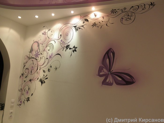 Оформление стены бабочками по трафарету
