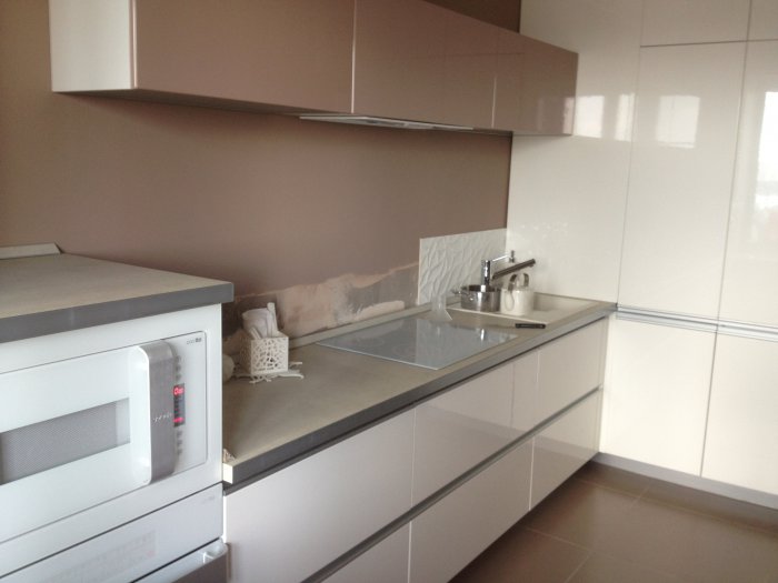 кухня со встроенной духовкой. кухня со встроенным духовым шкафом. шкаф для кухонной техники. встраиваемый холодильник на кухне. кухонный гарнитур белый без верха.