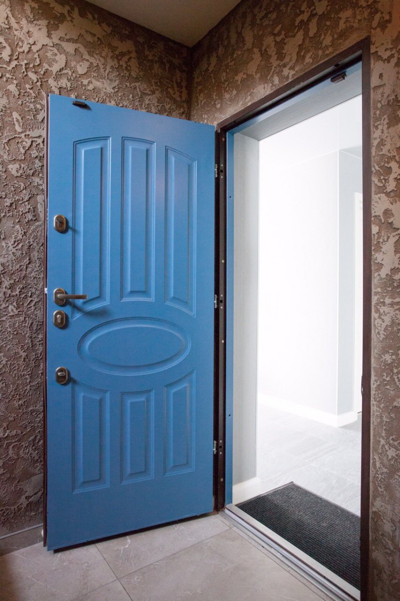 В новосибирске двери в квартиру. Дверь входная виквартиру. Двери Квари. Входная дверь в квартит. Дверь в квартиру.