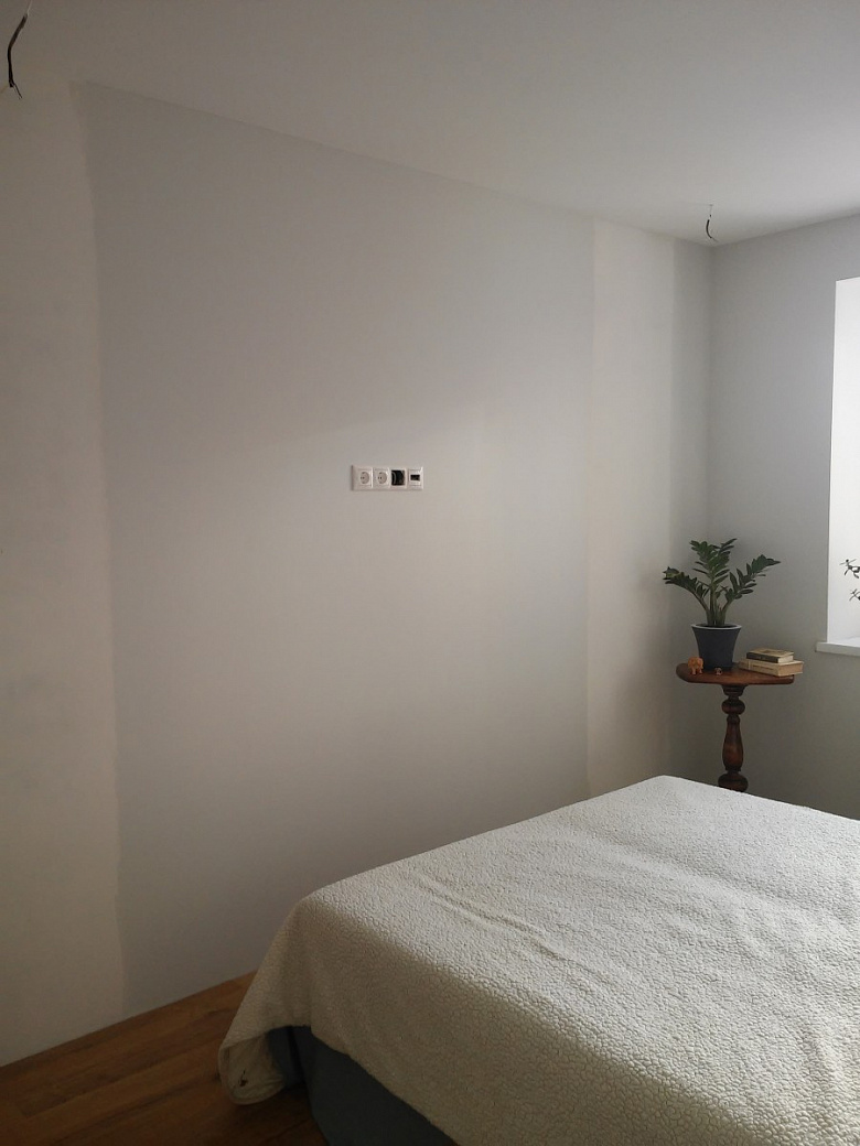 фото:Чистый холст. А как бы вы оформили стену в спальне напротив кровати?