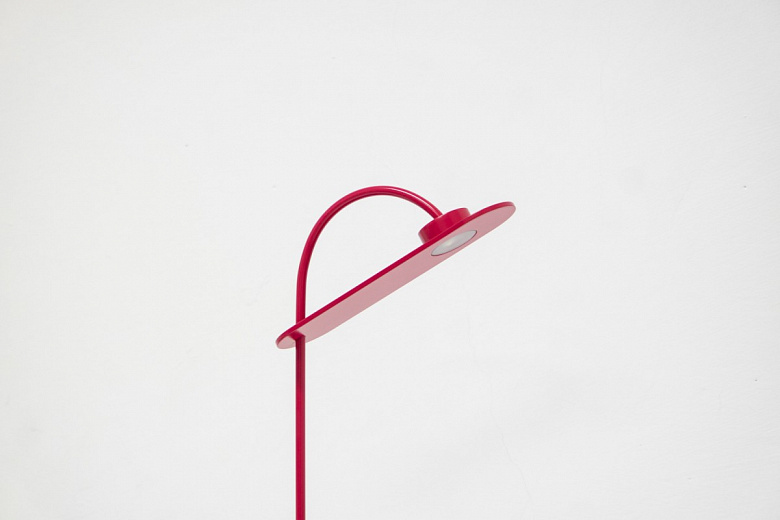 фото:Красная настольная лампа