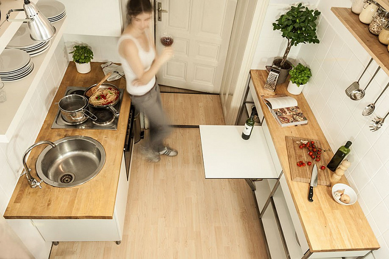 фото:Выдвижной столик для маленькой кухни
