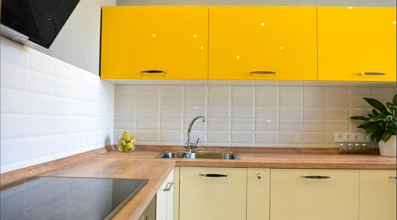 фото:Желтая кухня в 