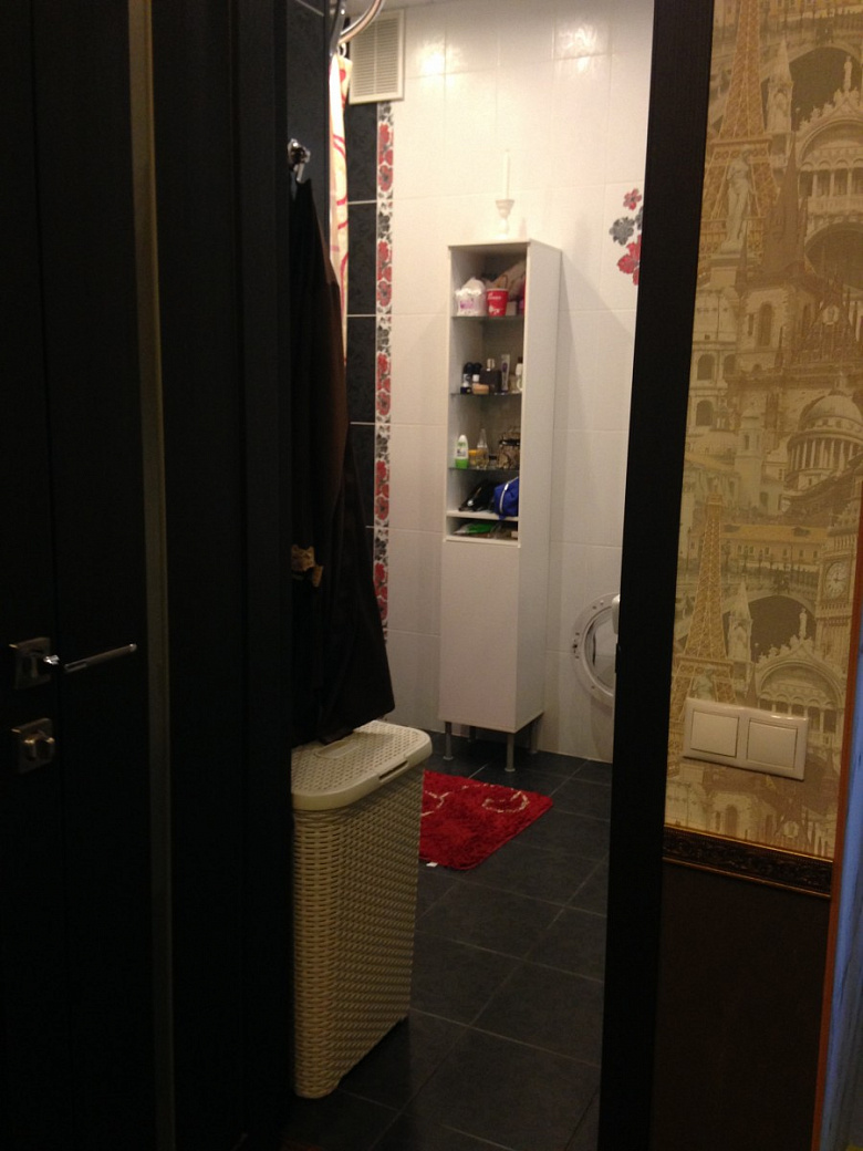 фото:Черно-бело-красная ванная+коридор