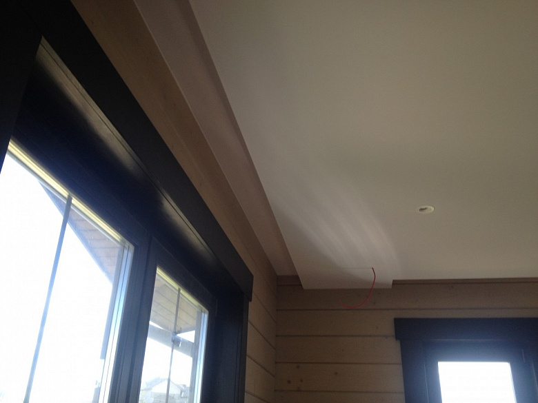 Потолок с коробом и натяжным потолком