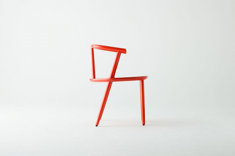 фото:Яркие акценты: красные столы и стулья