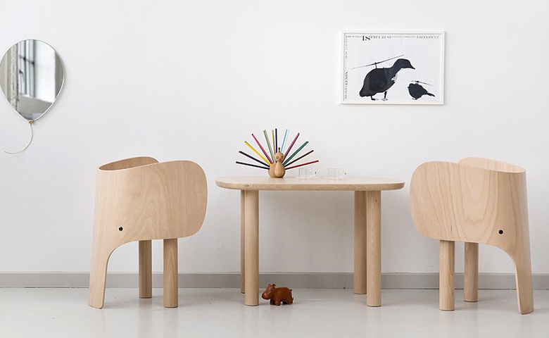 фото:Стол и стулья: слоники в детской