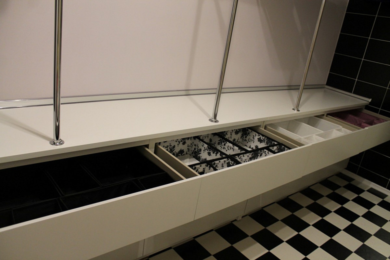 фото:Ванная в телефонной будке. Кладовка на шахматной доске