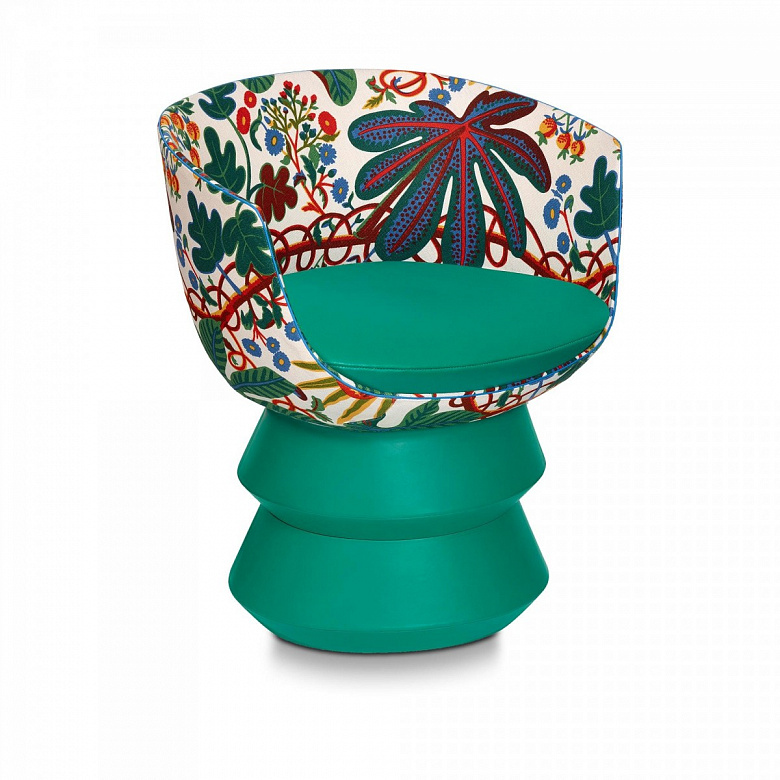 фото:Яркие стулья от грандов моды