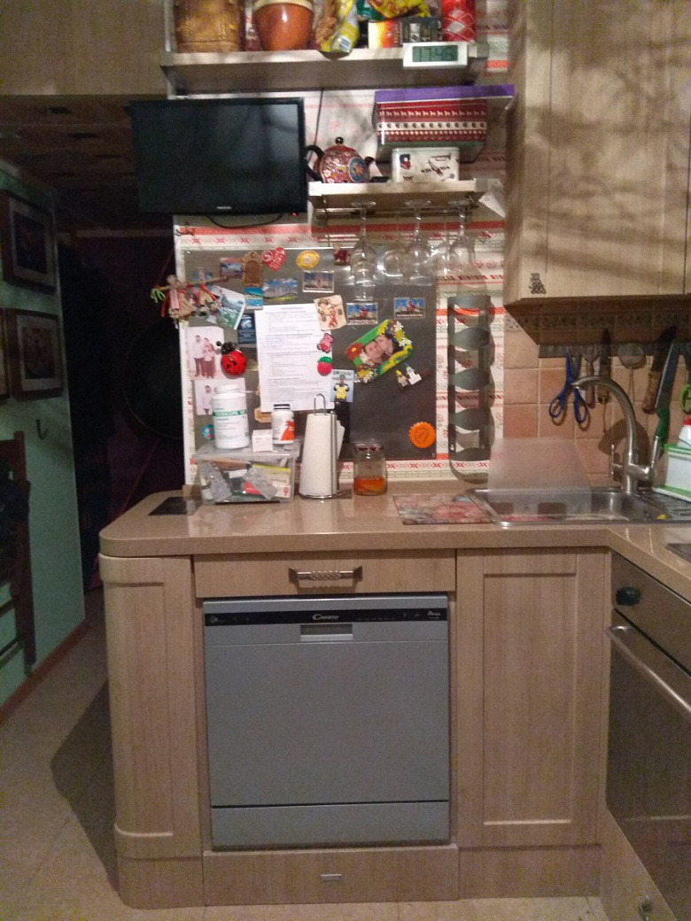 Маленькая угловая кухня с посудомоечной машиной