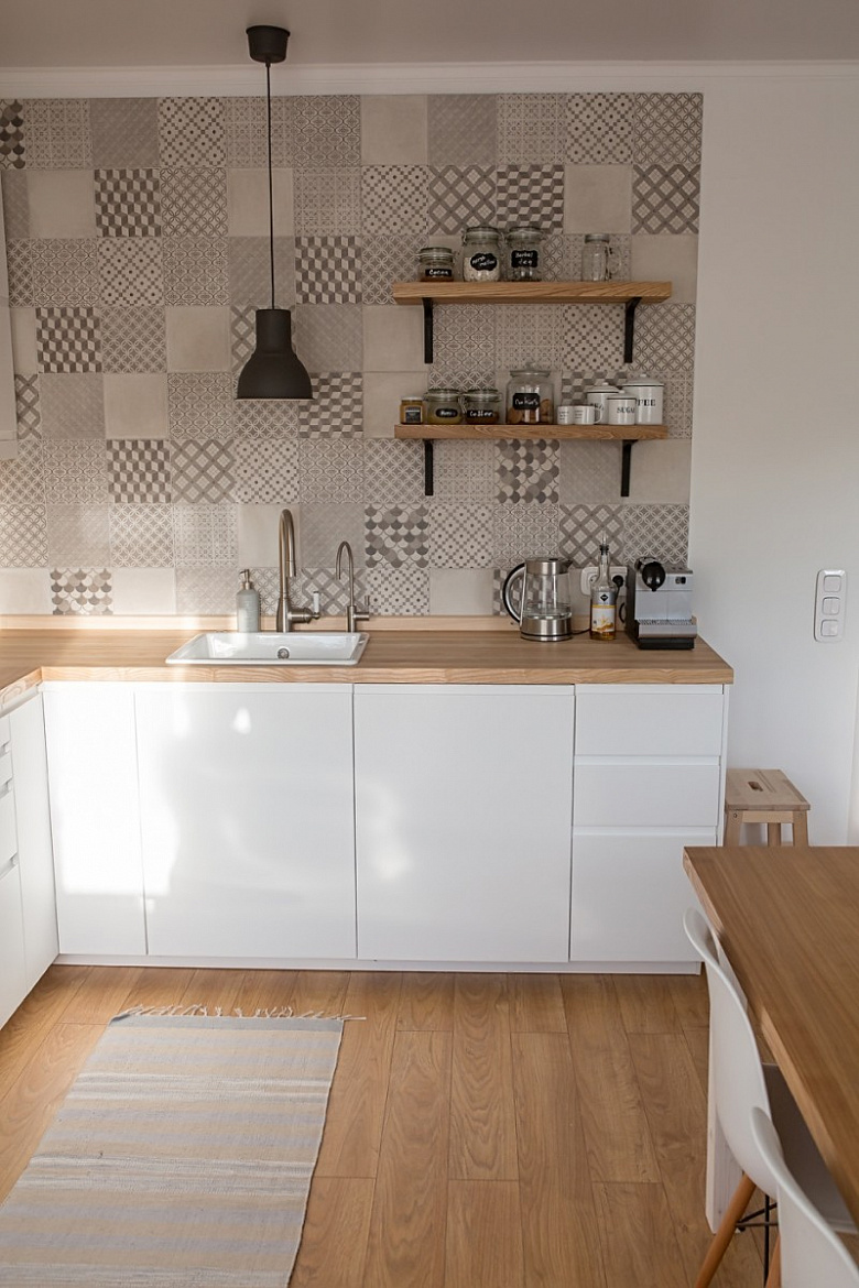 белая кухня без верхних шкафов с деревянной столешницей