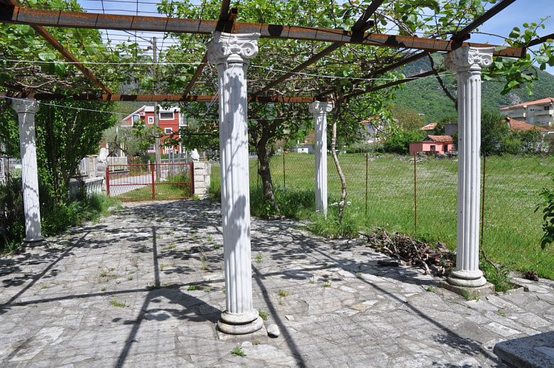 фото:Черногория: львы, мансарды и колонны