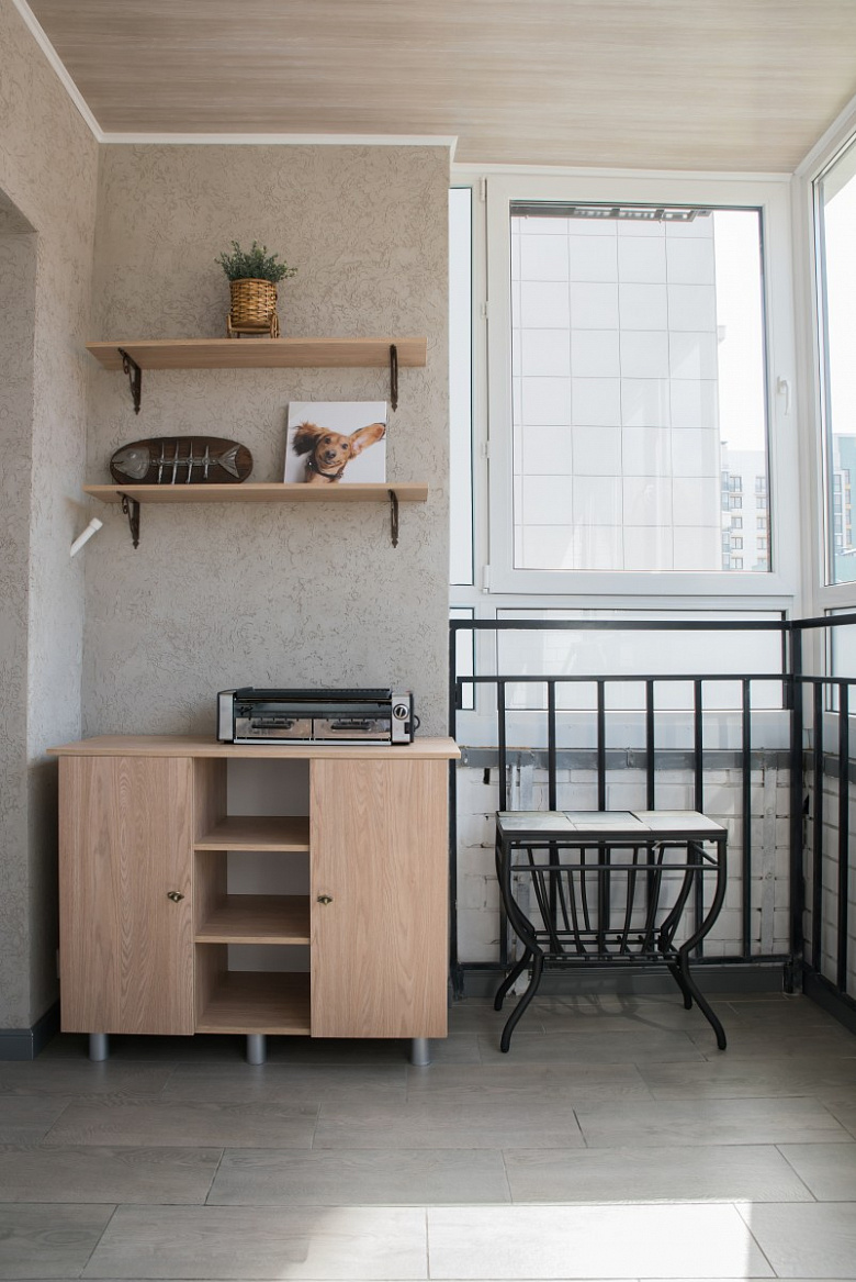 фото:Любовь к оттенками серо-бежевого в трехкомнатной квартире. Лоджия.