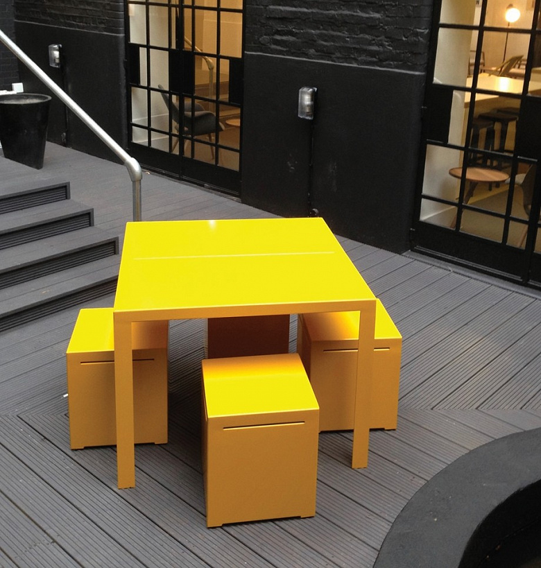 фото:Треугольные столы, квадратные стулья