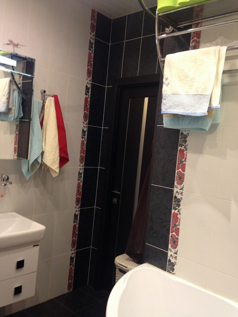 фото:Черно-бело-красная ванная+коридор