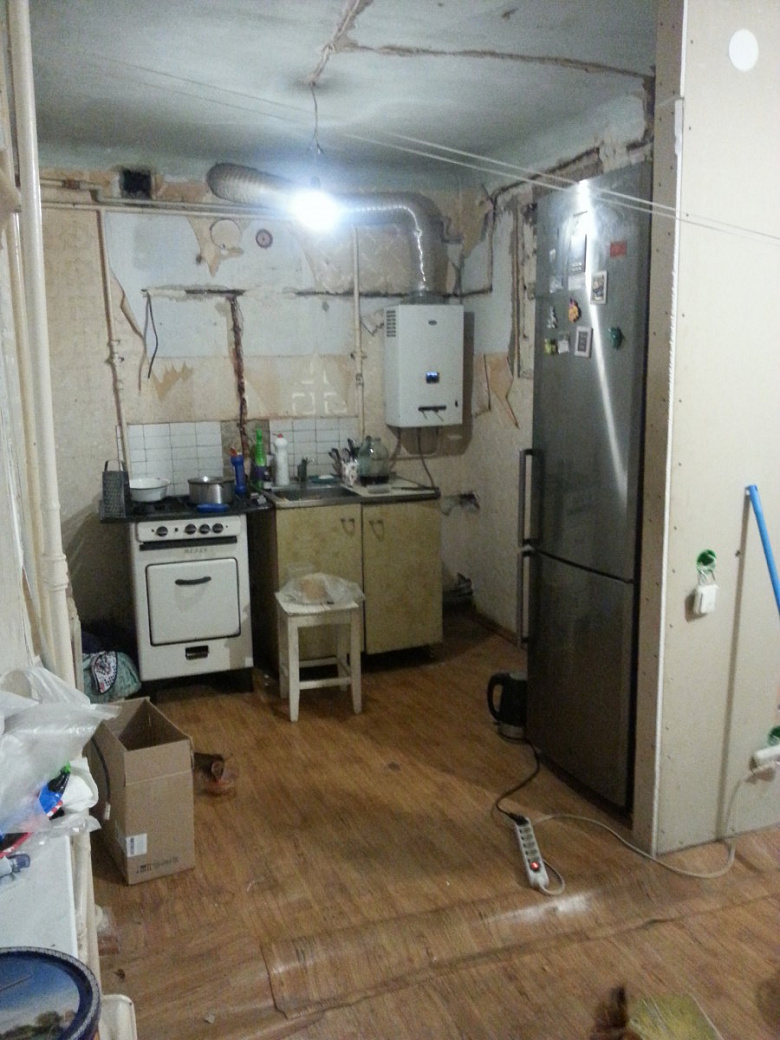 фото:Очередная белая кухня, хрущевка, 5,6 кв.м.