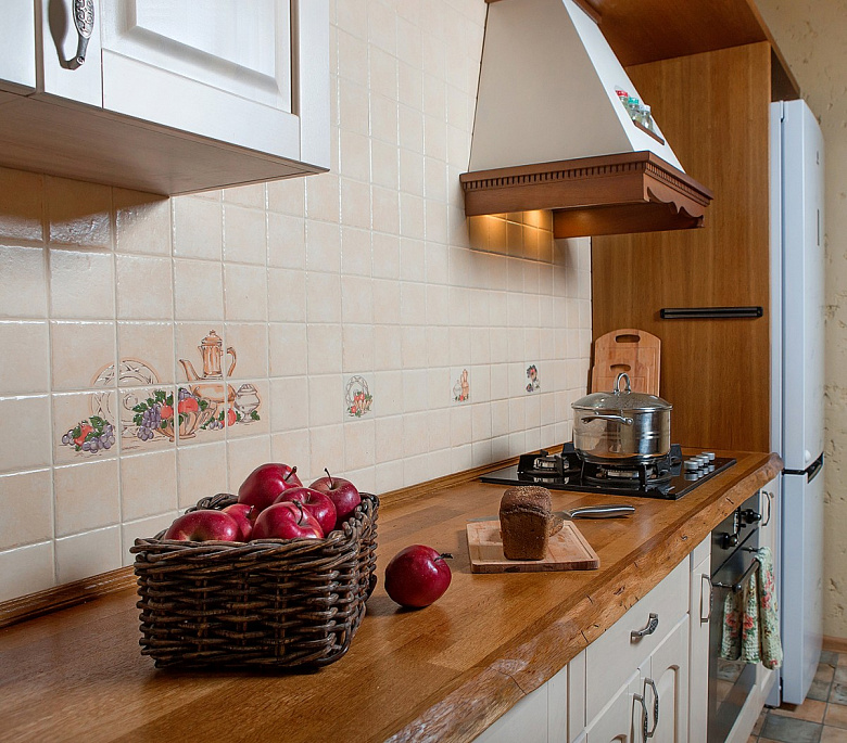 фото:Кухня со столешницей из массива в Обнинске.