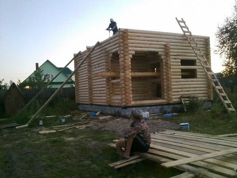 фото:Для строительства деревянного дома нужны умелые и опытные плотники.