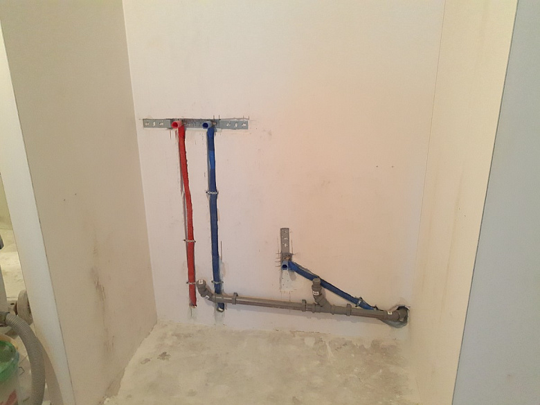 фото:Квартирный водопровод с узлом водоподготовки на кухне