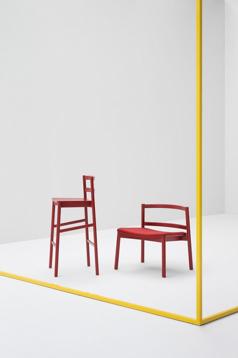 фото:Яркие акценты: красные столы и стулья