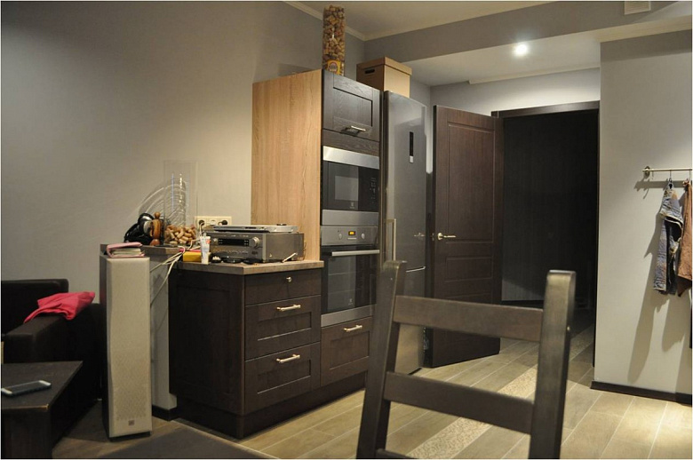 фото:Строгая кухня-столовая-гостиная в серых тонах