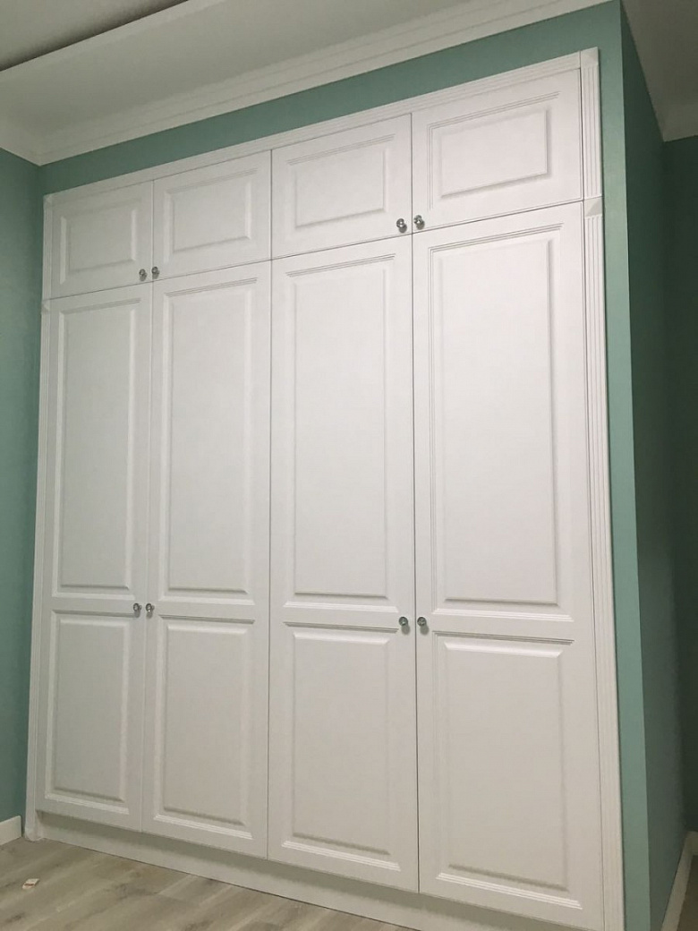 Встроенный шкаф за дверью в комнате