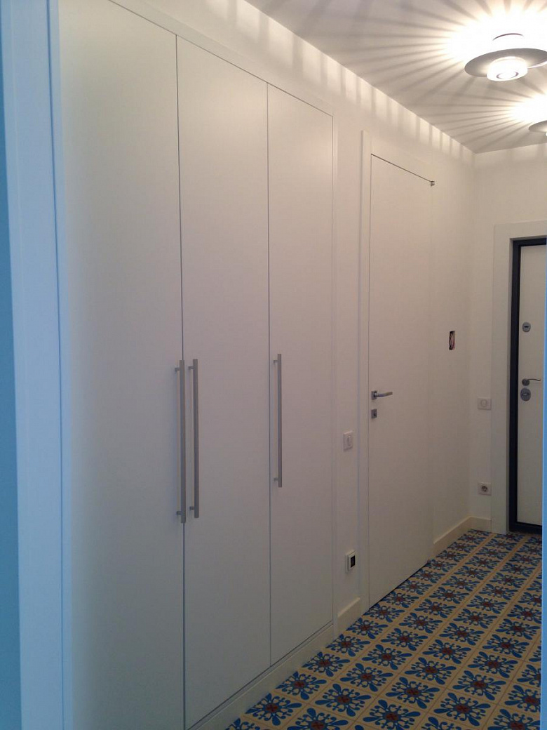Шкаф распашной встроенный в длинный узкий коридор