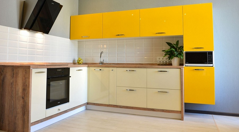 фото:Желтая кухня в 
