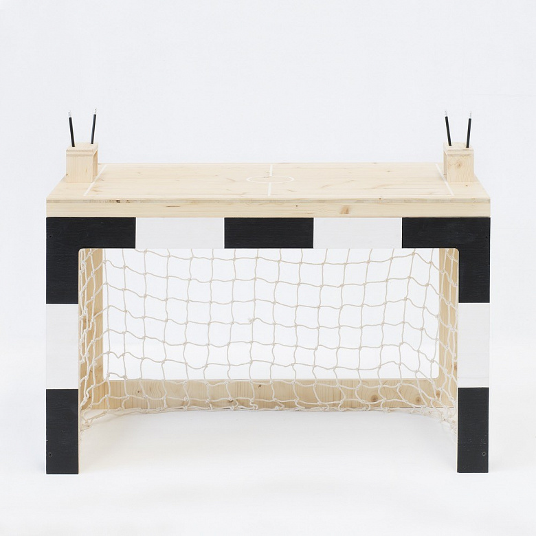 фото:Необычный стол для юных футболистов