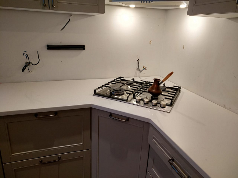 фото:Угловая кухонная столешница из кварцнвого агломерата (искусственный камень).
