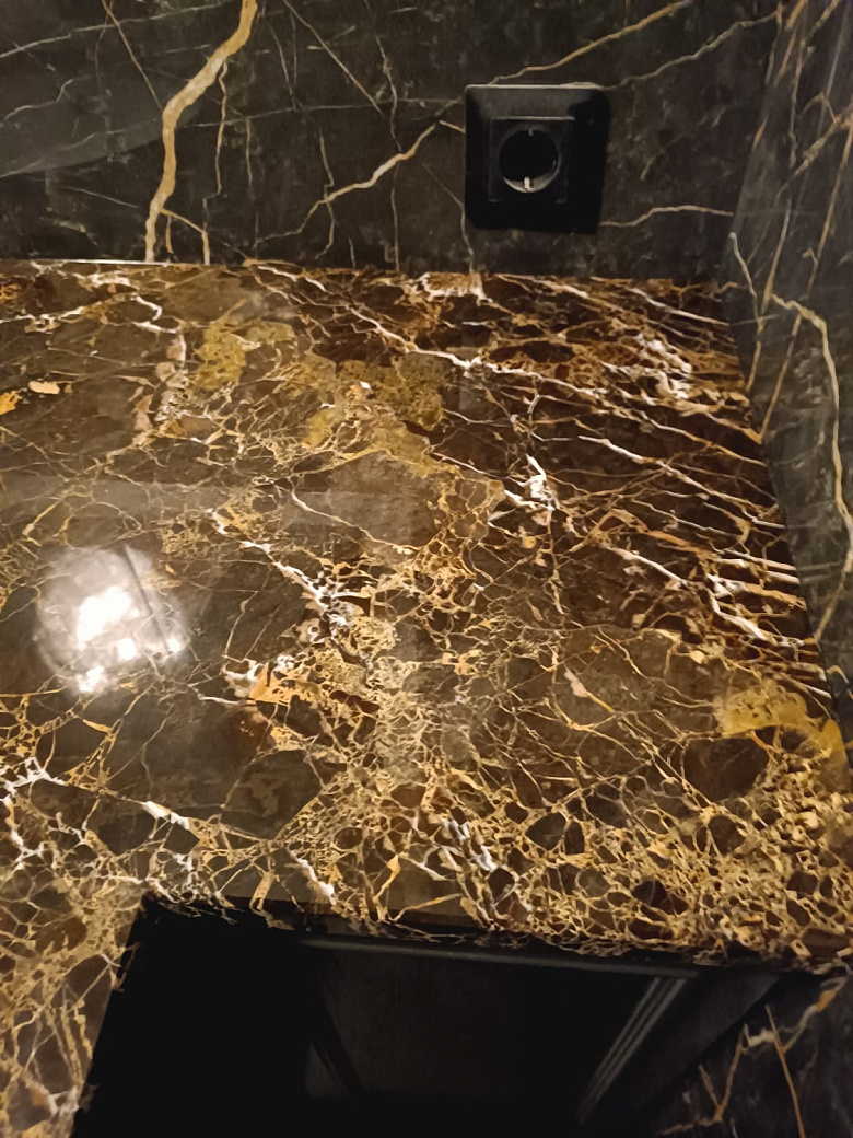 фото:столешница с нижней мойкой из мрамора Имперадор Дарк Голд