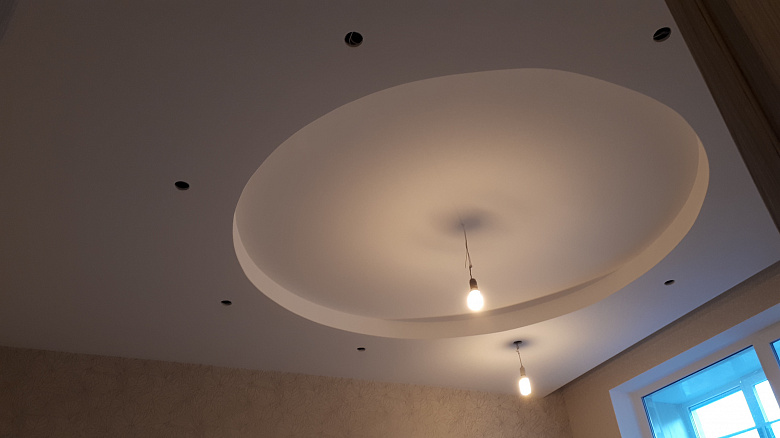 фото:на потолке три зоны освещения. Лампочки гипрочного потолка имеют две зоны.